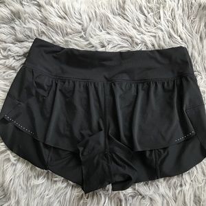 EUC lululemon chase me shorts 2.5 inseam